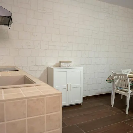 Delia Apartment *